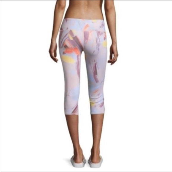 ALO Yoga Airbrush Capri Leggings Modernist Multi Size XS - Picture 2 of 10